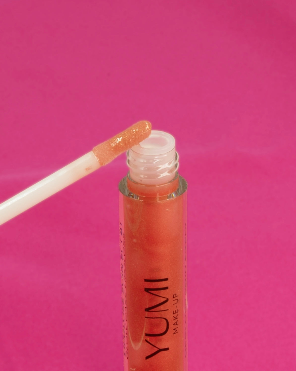 Lipgloss in fluweelachtige koraaltint voor een elegante look