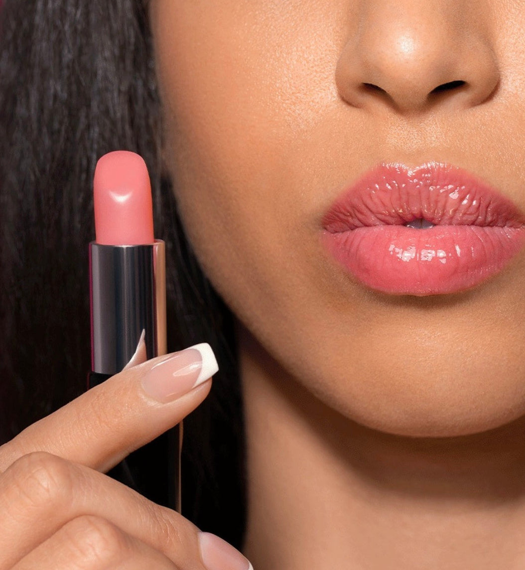 Hydraterende lippenbalsem met zachte glitter roze tint voor een subtiele glans en verzorging